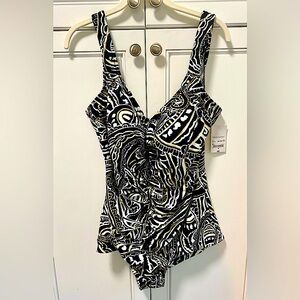Stylish Black and White One Piece Swimsuit 🩱 🏝️